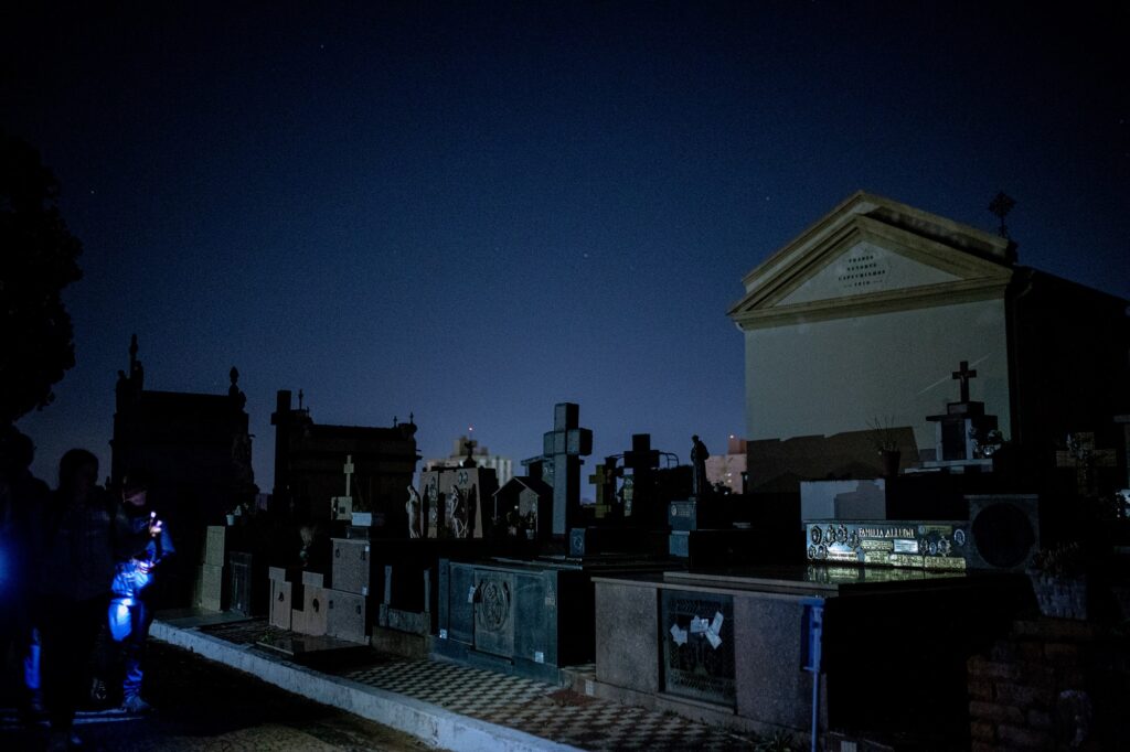 Vista noturna do Cemitério da Saudade