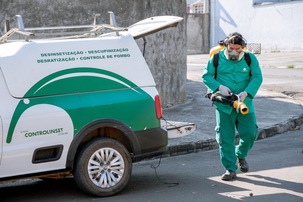 Entre as ações de rotina do PMCA está a pulverização de grandes áreas e a nebulização em residências