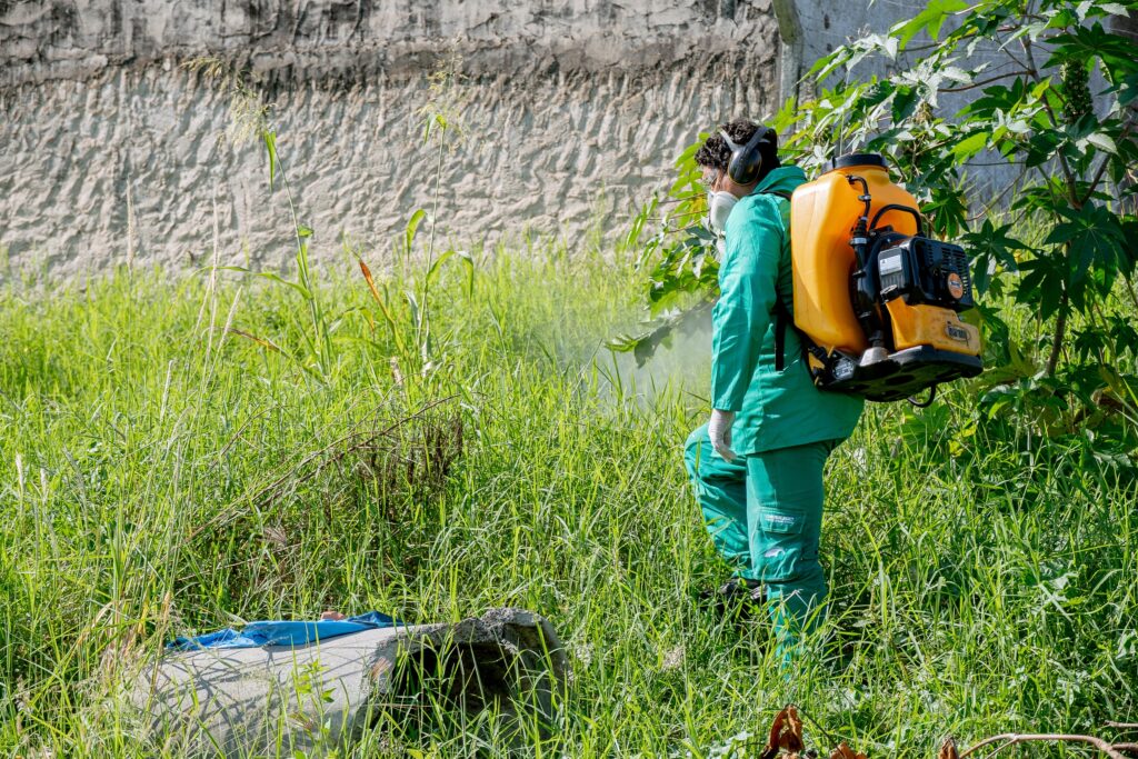Foco da pulverização e reduzir a incidência de pernilongos e mosquitos em áreas próximas a população