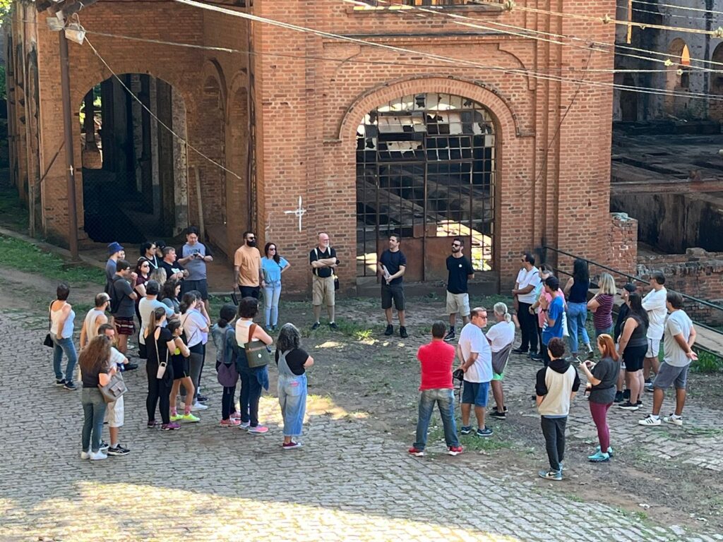 Grupo ouve explicações e caminha pelo Engenho