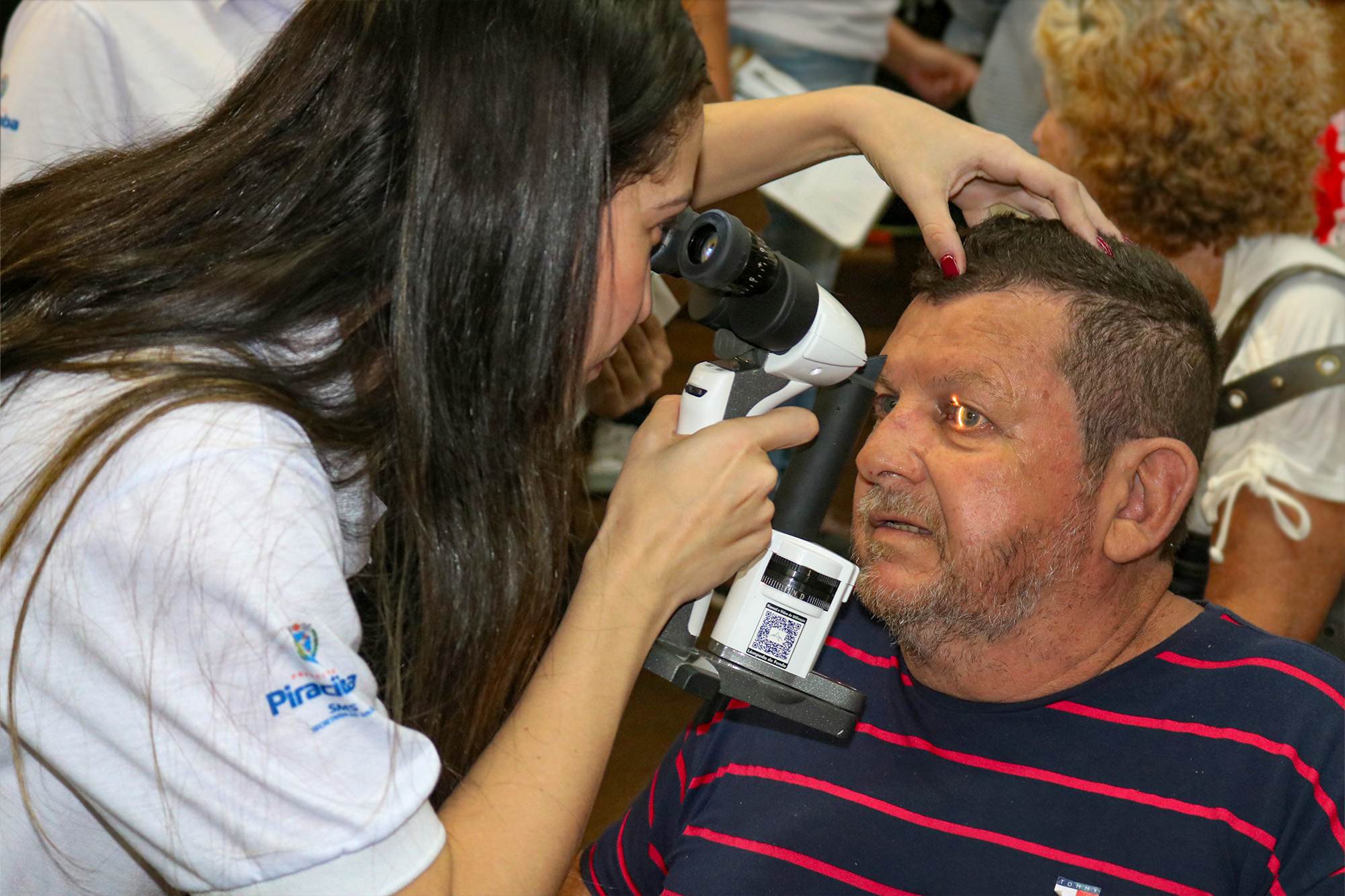 José Luiz Pinto Galvão durante exame de biomicroscopia do olho
