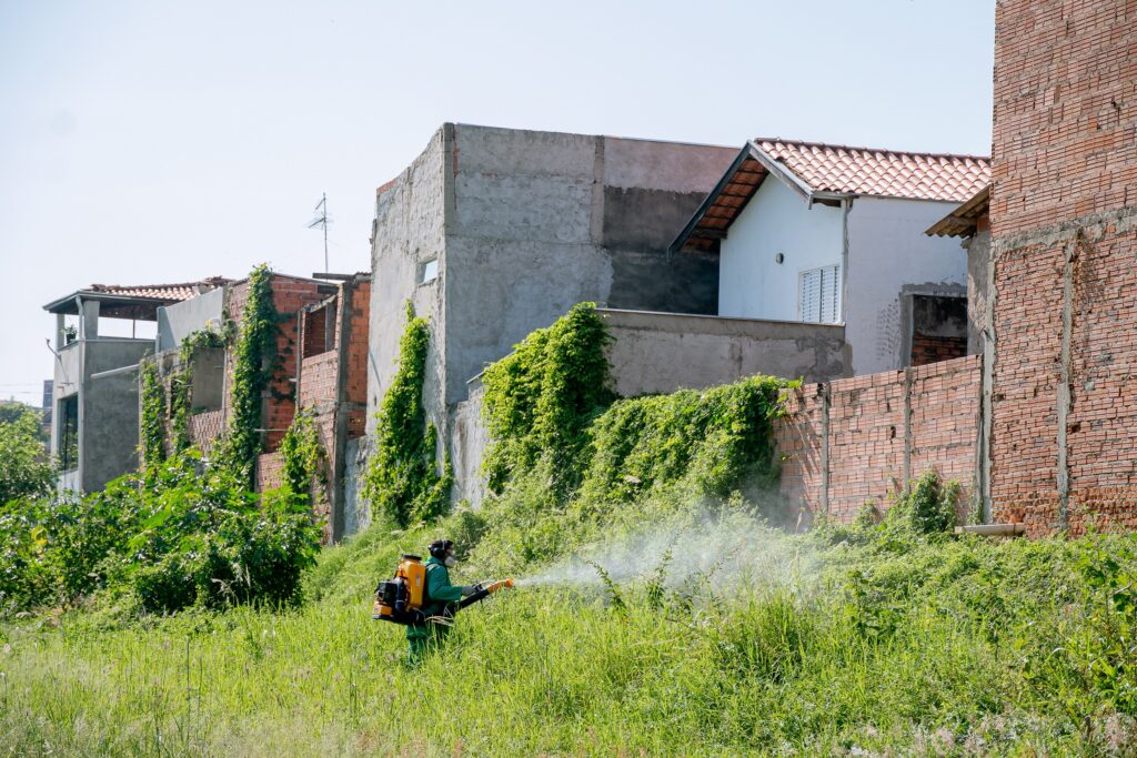 Moradores registraram denuncia no CCZ o que motivou a pulverização para controle de mosquitos no bairro Santo Antônio
