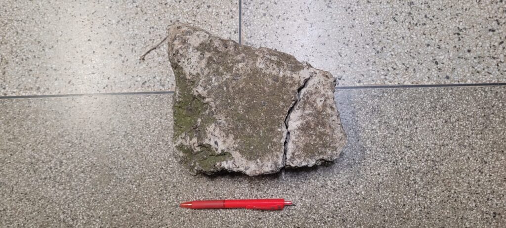 Pedra atirada na janela da ala infantil pelo suspeito de vandalismo