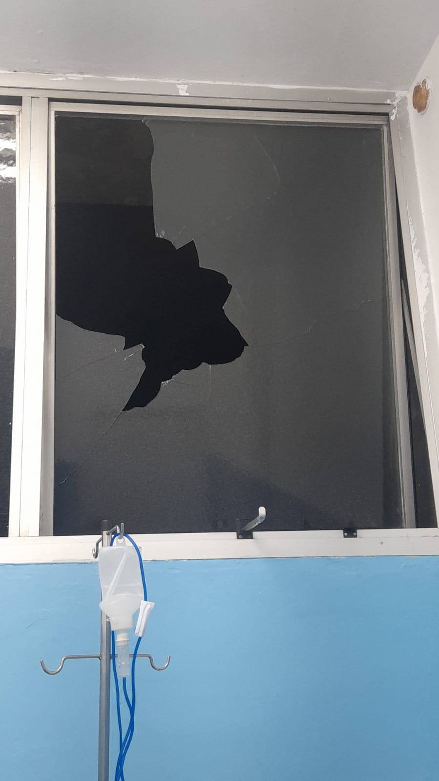 Pedra quebrou janela de vidro instalada na ala infantil da UPA Vila Rezende