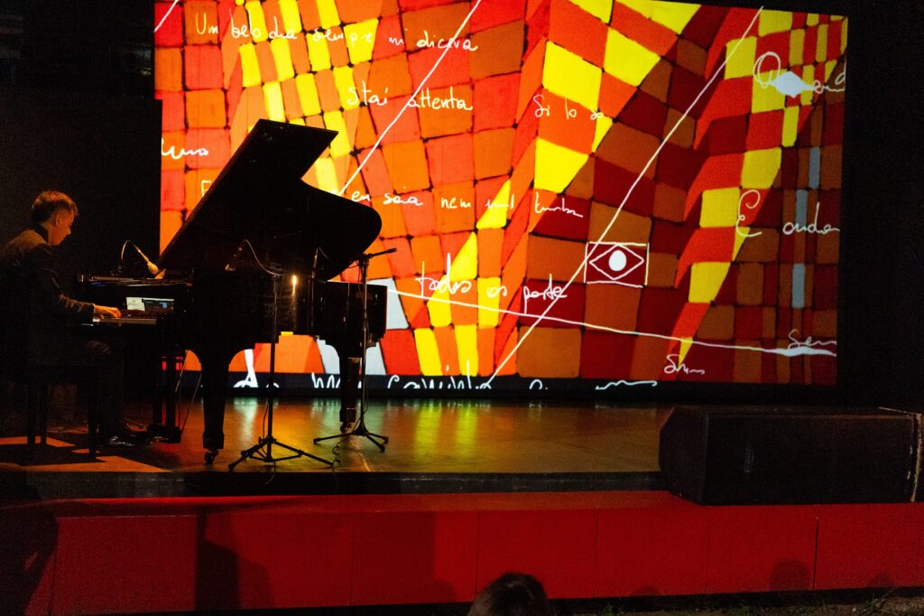 Pianista Tony Berchmans tocou a trilha de Berg ao vivo e composso com as imagens projetadas