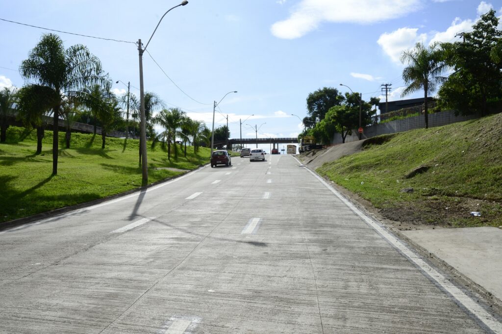 Após obra de concretagem, avenida 1º de Agosto, é liberada para o tráfego de veículos.