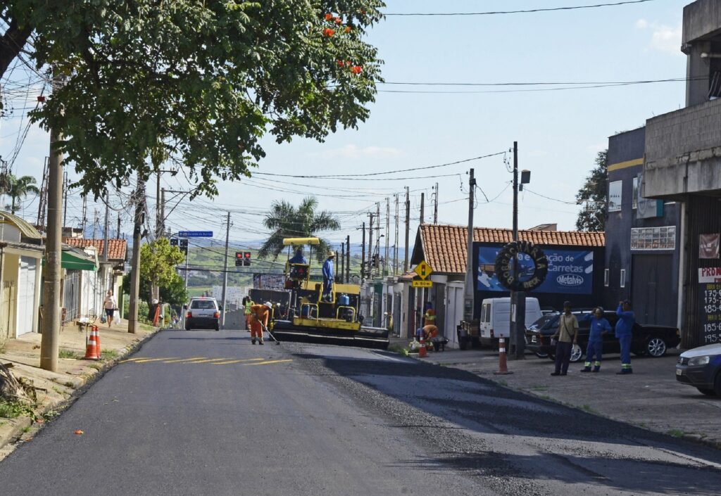 Rua Ignácio da Cunha Caldeira, no bairro Vila Fátima, sendo recapeada.