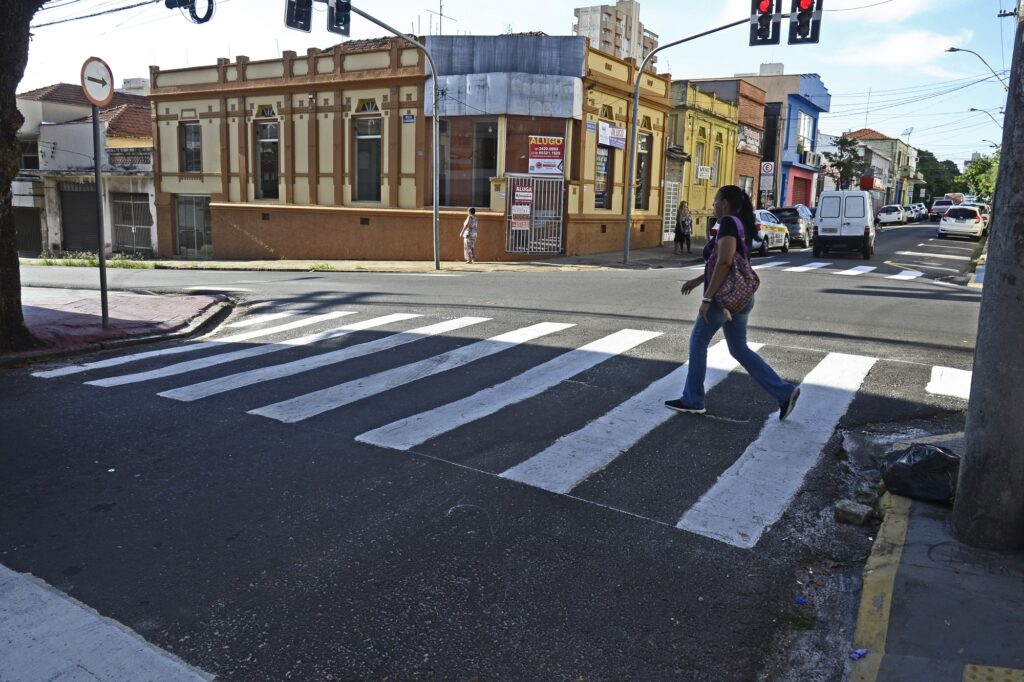 Passarela de pedestre na Rua Santa Cruz recebeu reforço na sinalização horizontal.