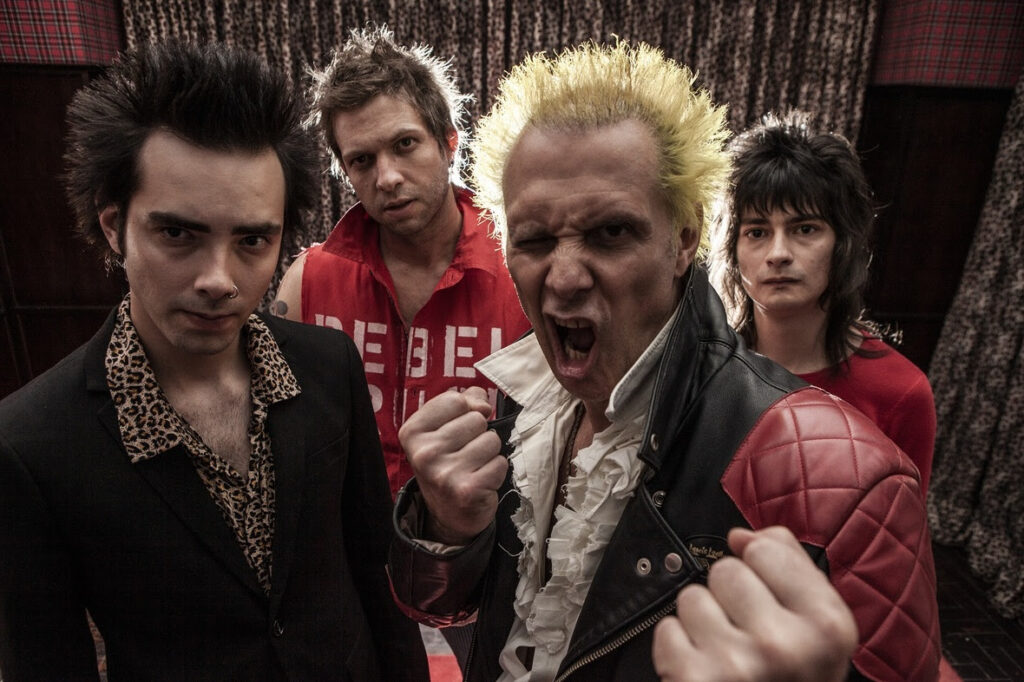 Supla e os Punks de Boutique encerram o evento, no sábado