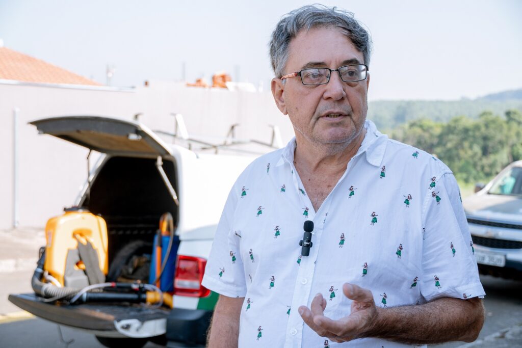 Tom, coordenador do PMCA, explica que ações de pulverização são rotina na cidade