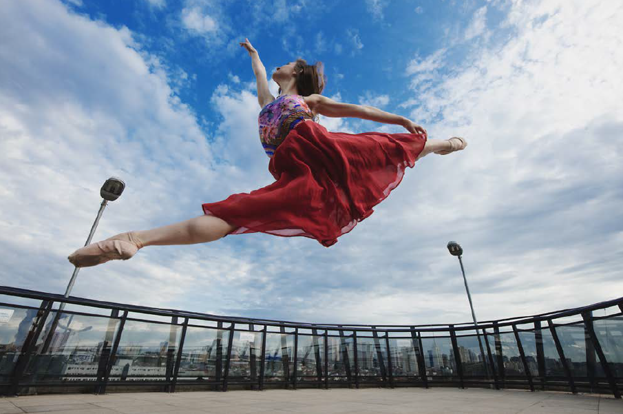 Trevelin registra bailarina em ação no Elevador Turístico Alto do Mirante