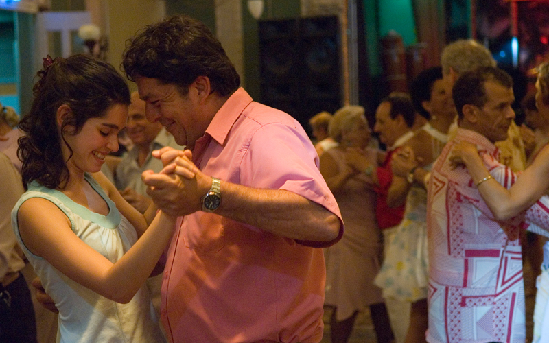 Chega de Saudade é ambientada durante uma noite de baile, num clube de dança em São Paulo