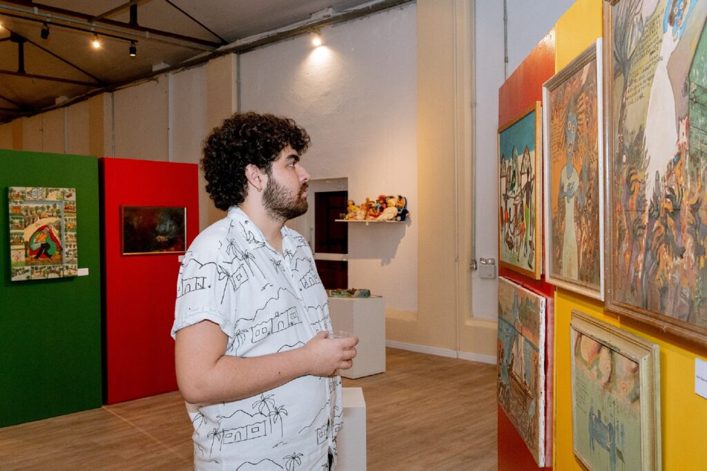 Rapaz observa uma das obras de arte na nova Pinacoteca.