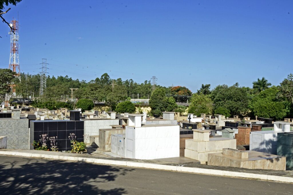 Parte interna do cemitério da Vila Rezende.