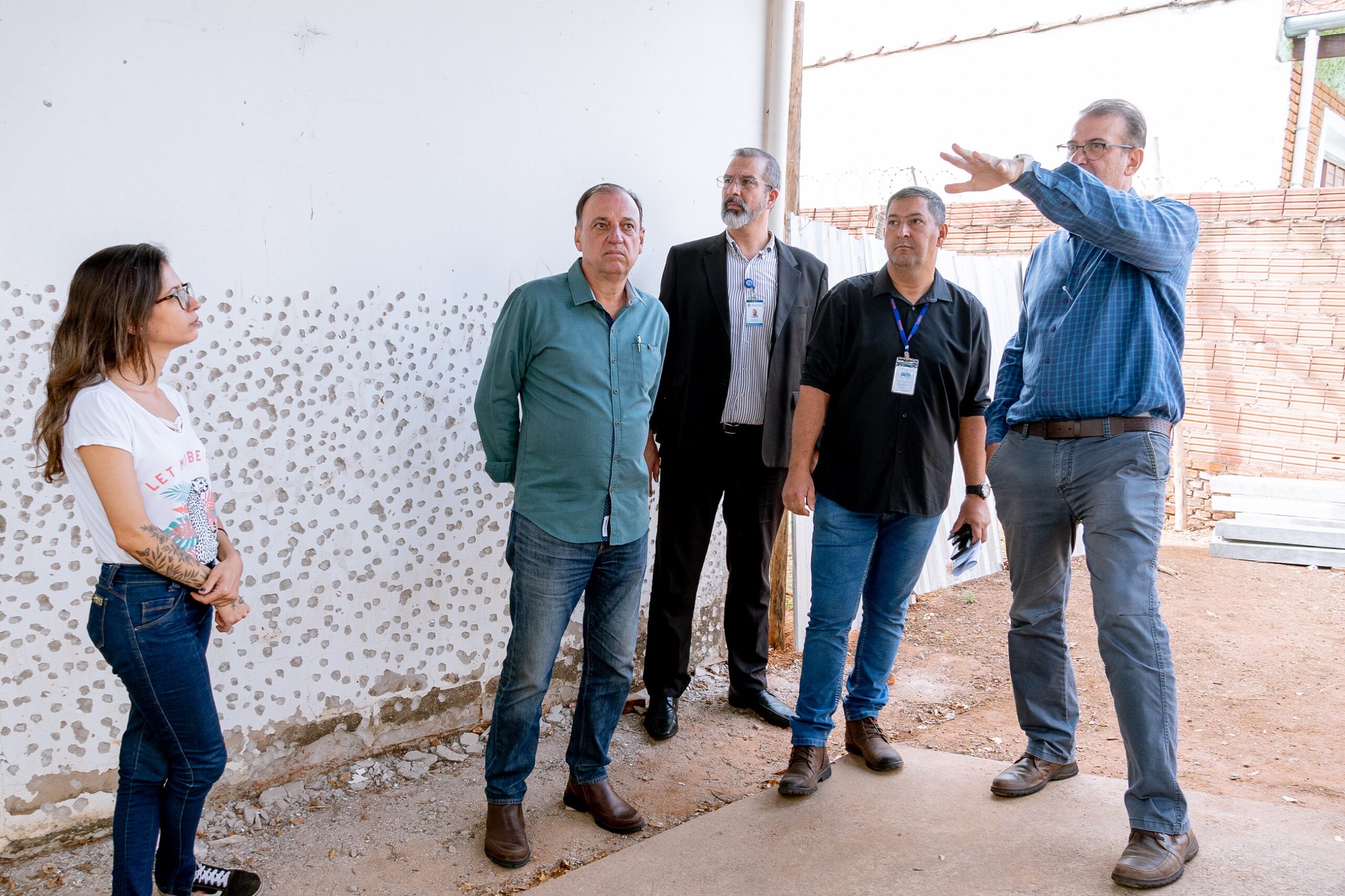 Ao lado dos engenheiros e responsáveis pela SMS e Semozel, prefeito Luciano Almeida visitou a unidade Jardim Planalto