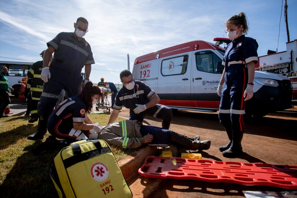 Equipes do Samu durante treinamento de suas equipes para socorro em acidentes com múltiplas vítimas
