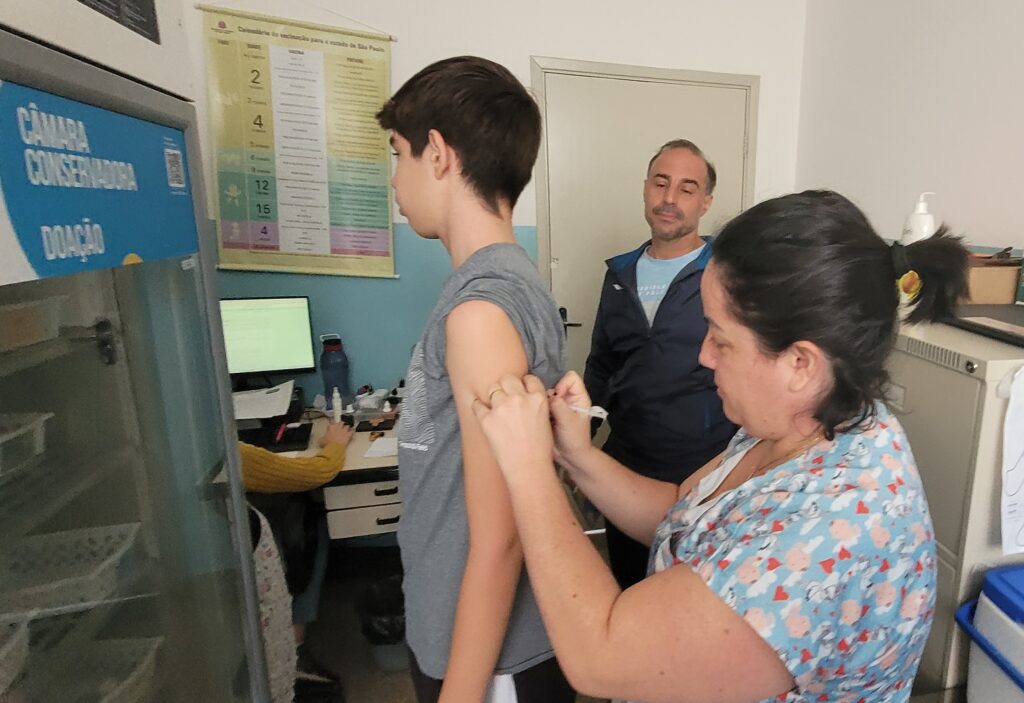 Gabriel Castro, de 13 anos, foi um dos primeiros a receber a dose da vacina contra a dengue na UBS Piracicamirim