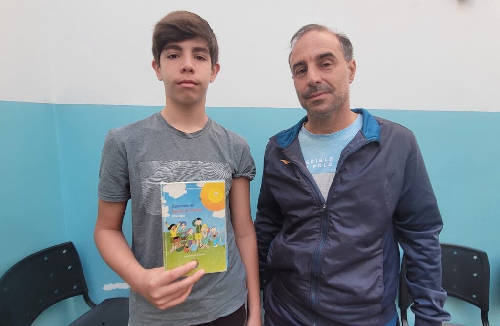 Gabriel veio até a UBS Piracicamirim para se vacinar com o com o pai Gustavo