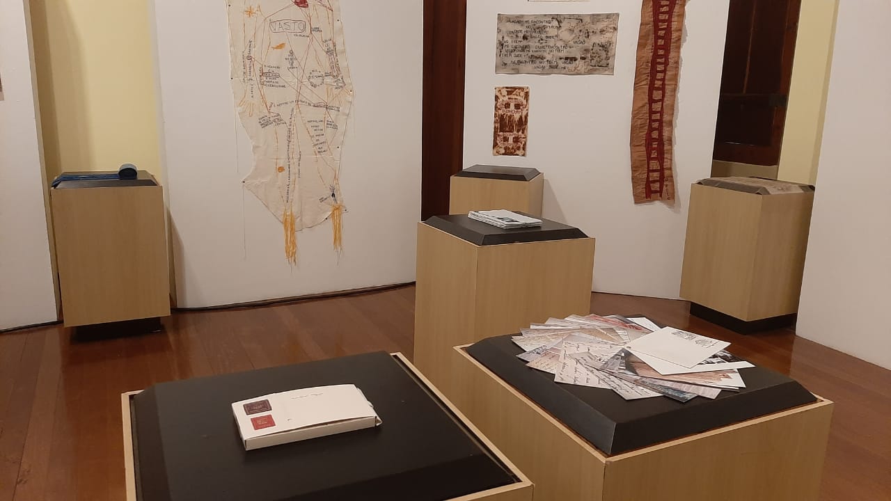 Páginas nômades é uma exposição de arte contemporânea cujos trabalhos têm em comum o livro