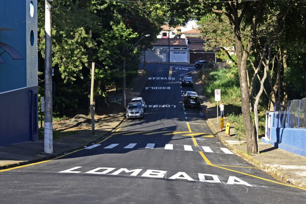 Rua Irmã Margarida Maria recebe nova sinalização horizontal.
