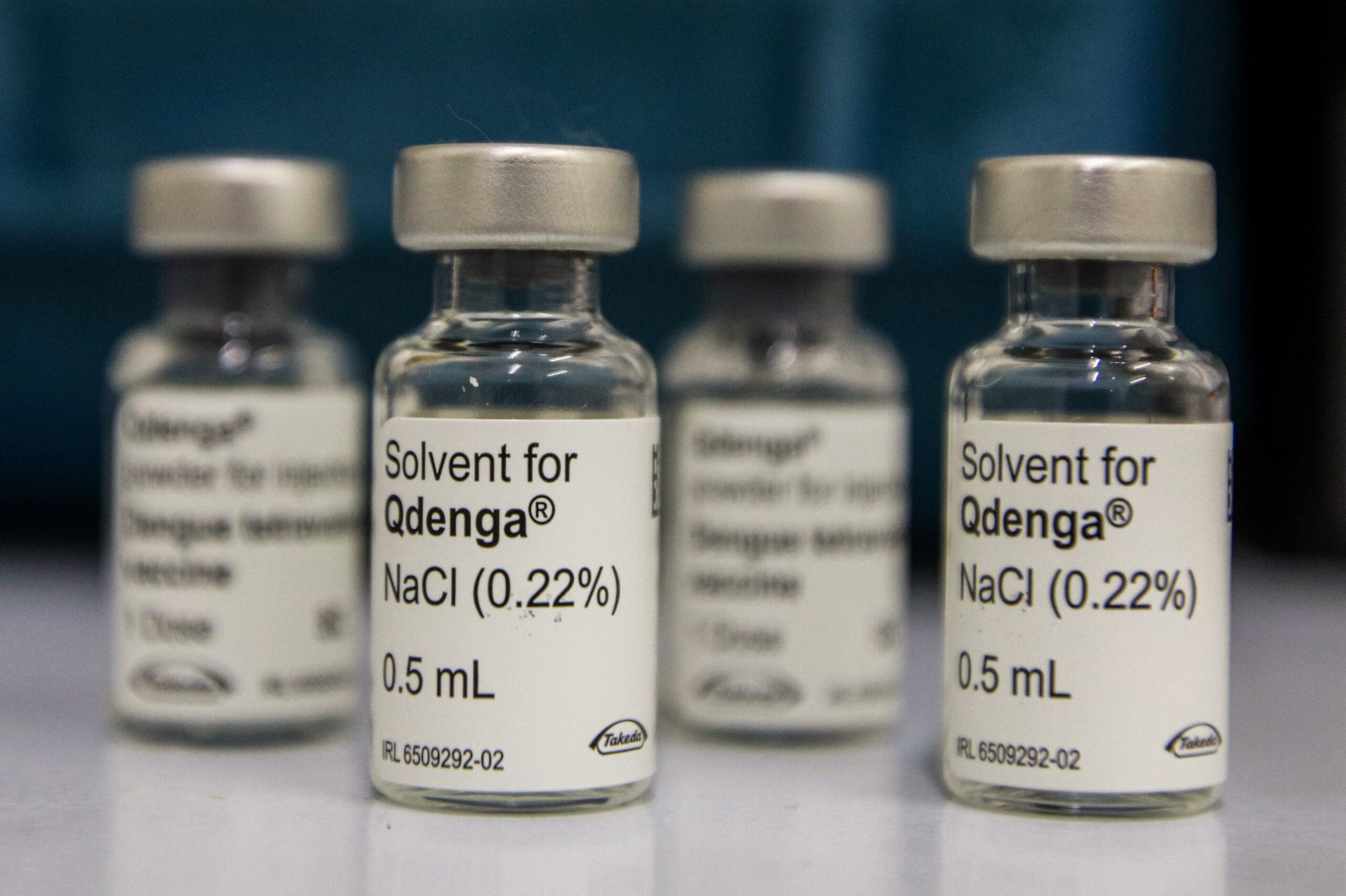 Detralhe do frasco da vacina Qdenga contra dengue que será aplicada em Piracicaba