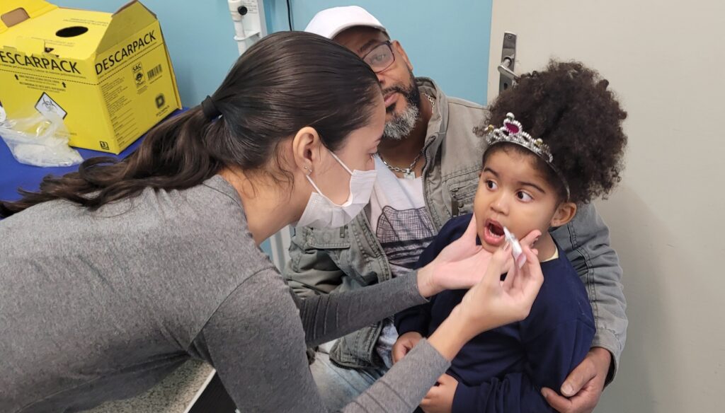 Criança recebe vacina contra a pólio.