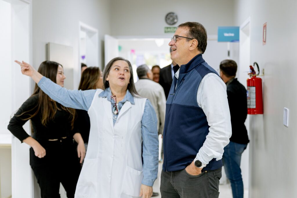 Adriana, enfermeira da USF Monte Feliz, mostra a nova unidade ao prefeito Luciano Almeida