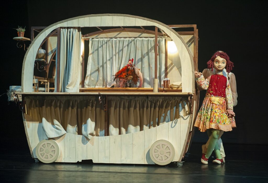 Além da Rosa, outros objetos ganham vida em cena, como a galinha e uma miniatura da Rosa