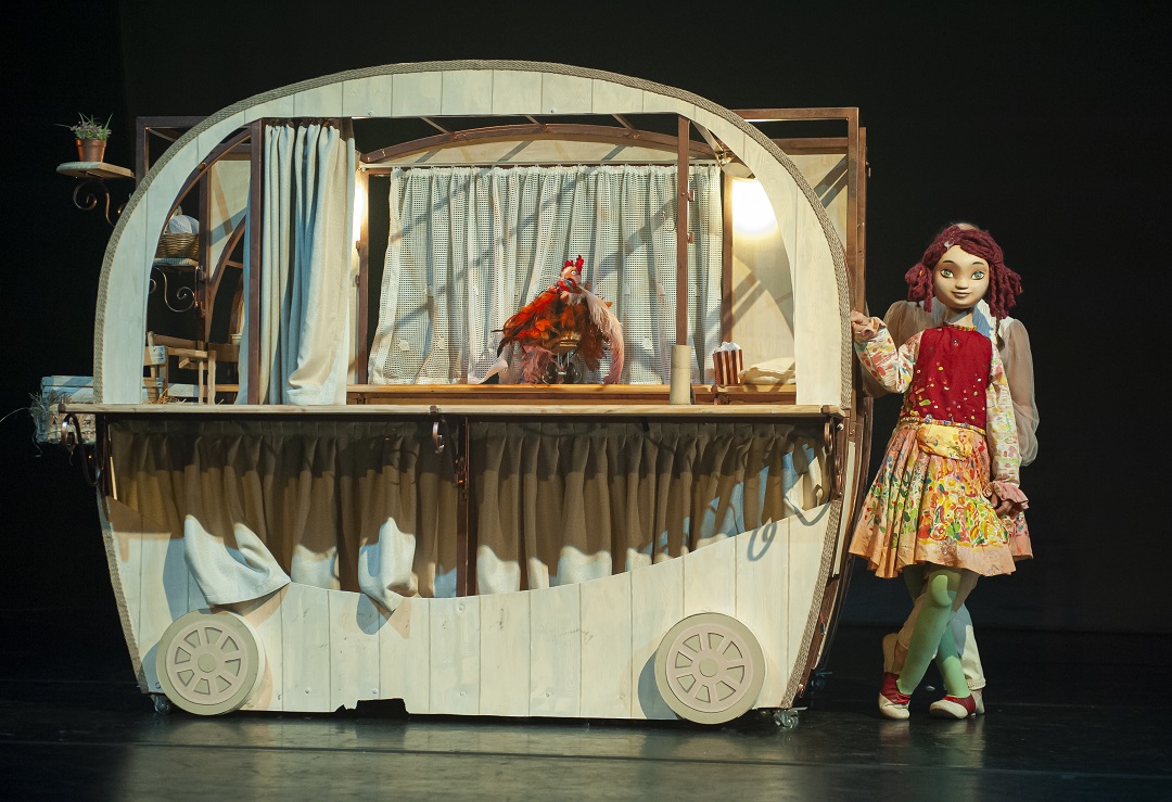 Além da Rosa, outros objetos ganham vida em cena, como a galinha e uma miniatura da Rosa