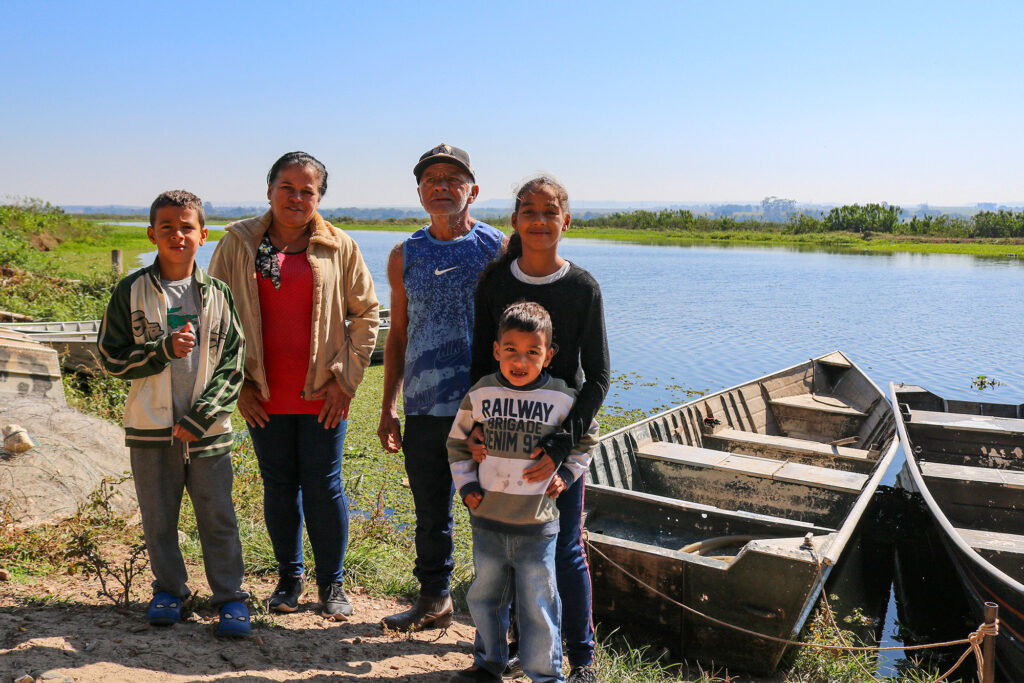 Ao centro, Neuci e o esposo Carlos, junto dos netos Arthur (7), Ana Clara (12) e Jonatan (4), às margens do Tanquã