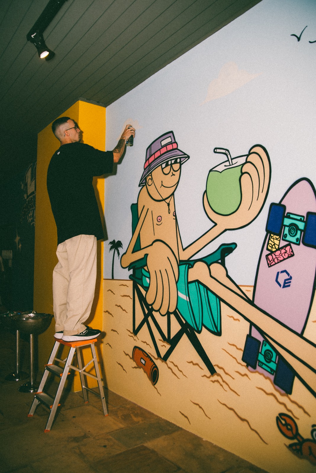 Base Dois é um dos oficineiros da atividade de graffiti neste fim de semana