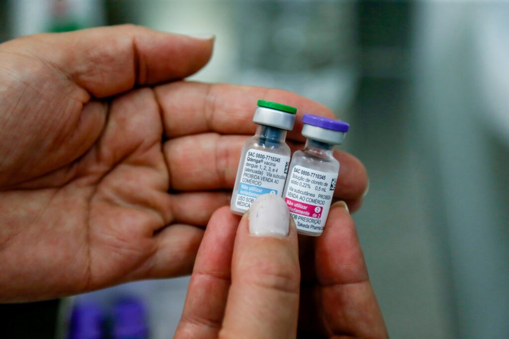 Ciclo de imunização contra a dengue é composto por duas doses, uma agora e outra com um intervalo de três meses