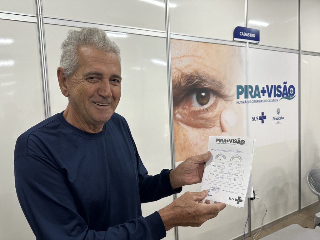 Henrique Adão, 73 anos, mostra sua nova receita de óculos após operar da catarata no Pira+Visão