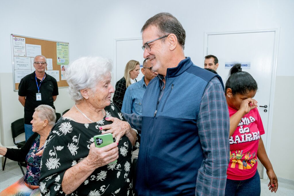 Moradora do Tatuapé conversa com o prefeito Luciano Almeida durante visita a nova unidade de saúde