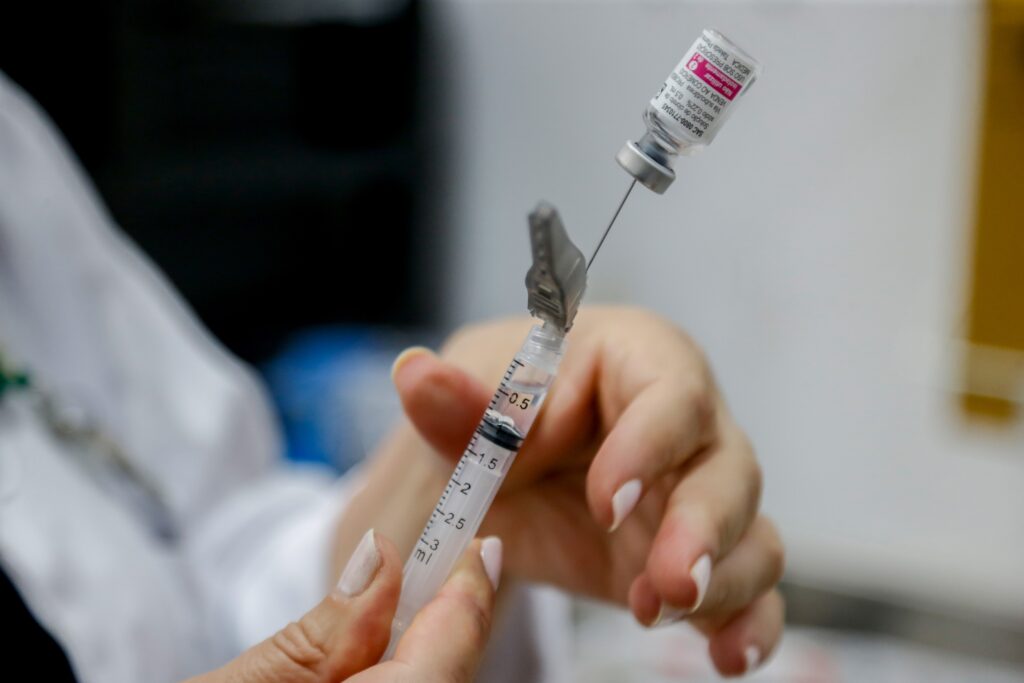 No sábado, 13/07, Saúde terá três unidades abertas para ofertar exclusivamente a vacina contra a dengue para crianças e adolescentes