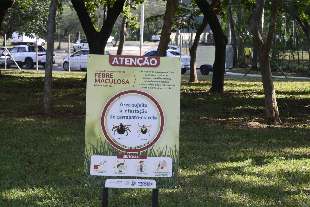 Placas de alerta estão espalhadas em áreas que são possíveis locais de infestação para o carrapato-estrela