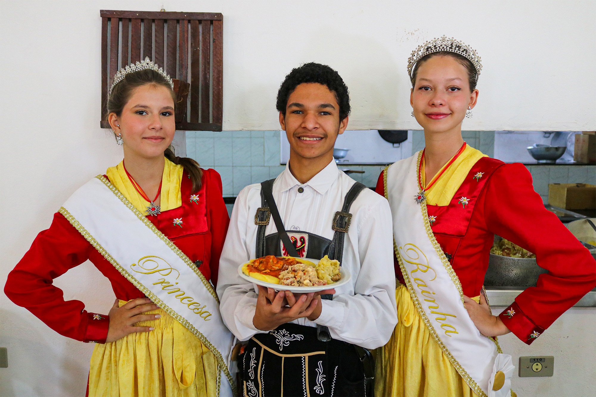 Princesa Júlia, artesão Pompermayer e a rainha Ana participaram da coletiva