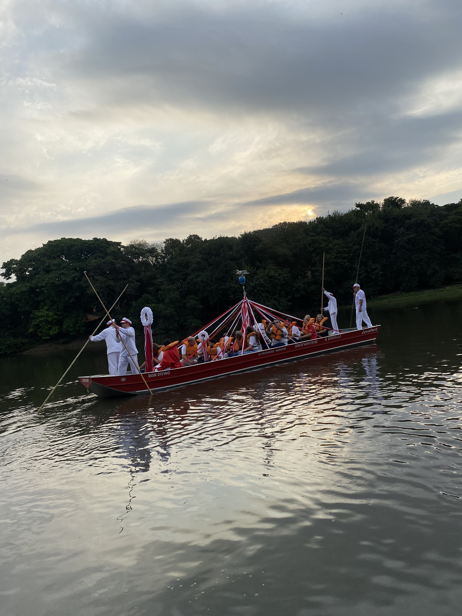 Rio Piracicaba foi palco do Encontro das Bandeiras na Festa do Divino