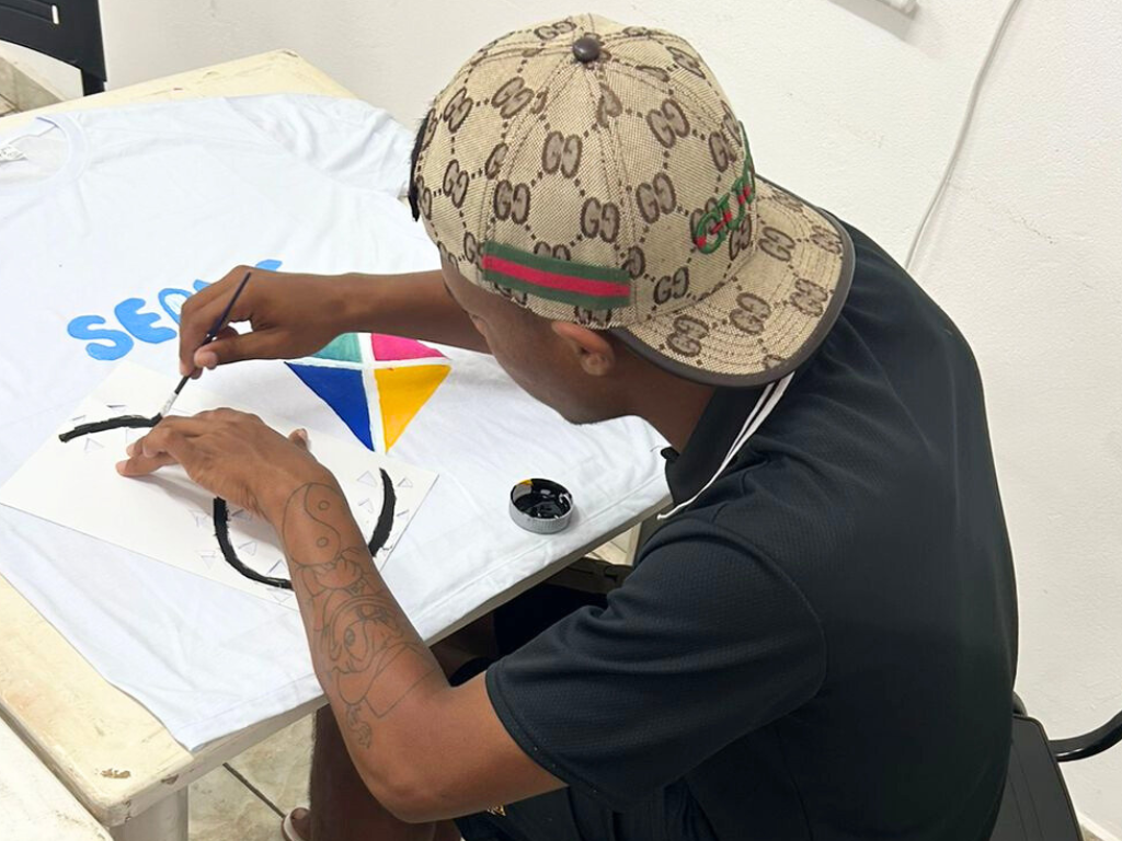 Adolescentes sentado à mesa em atividade