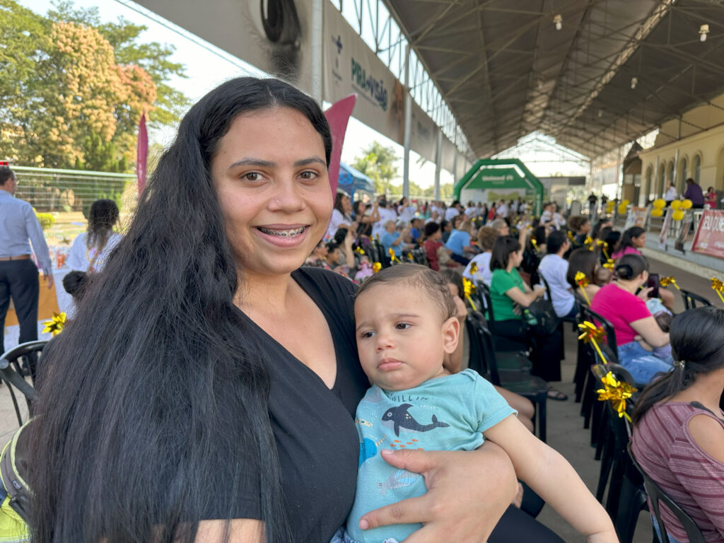 Ana Alice e o filho Ravi, de 8 meses no Mamaço realizado na Estação da Paulista