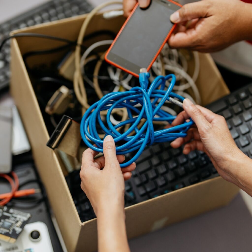 Objetos eletro-eletrônicos.