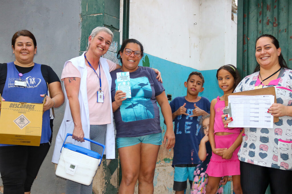 Cristiane, Beatriz, Leila, Raissa, Janilton e Tauara - equipe da USF Bosques 1 durante visita as casas do bairro