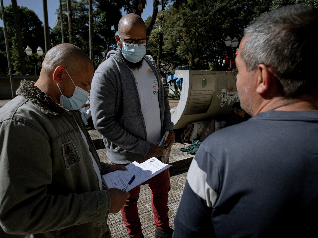 Orientadores abordando pessoas em situação de rua