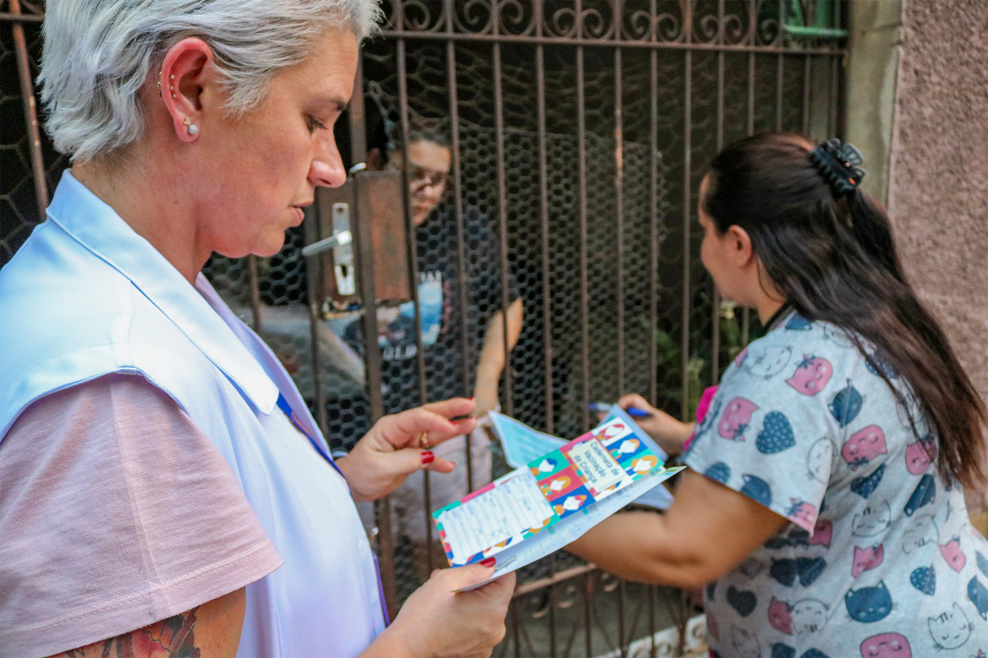 Equipes de saúde fazem visita em horário alternativo para falar com pais e mães sobre a vacinação contra sarampo e polio