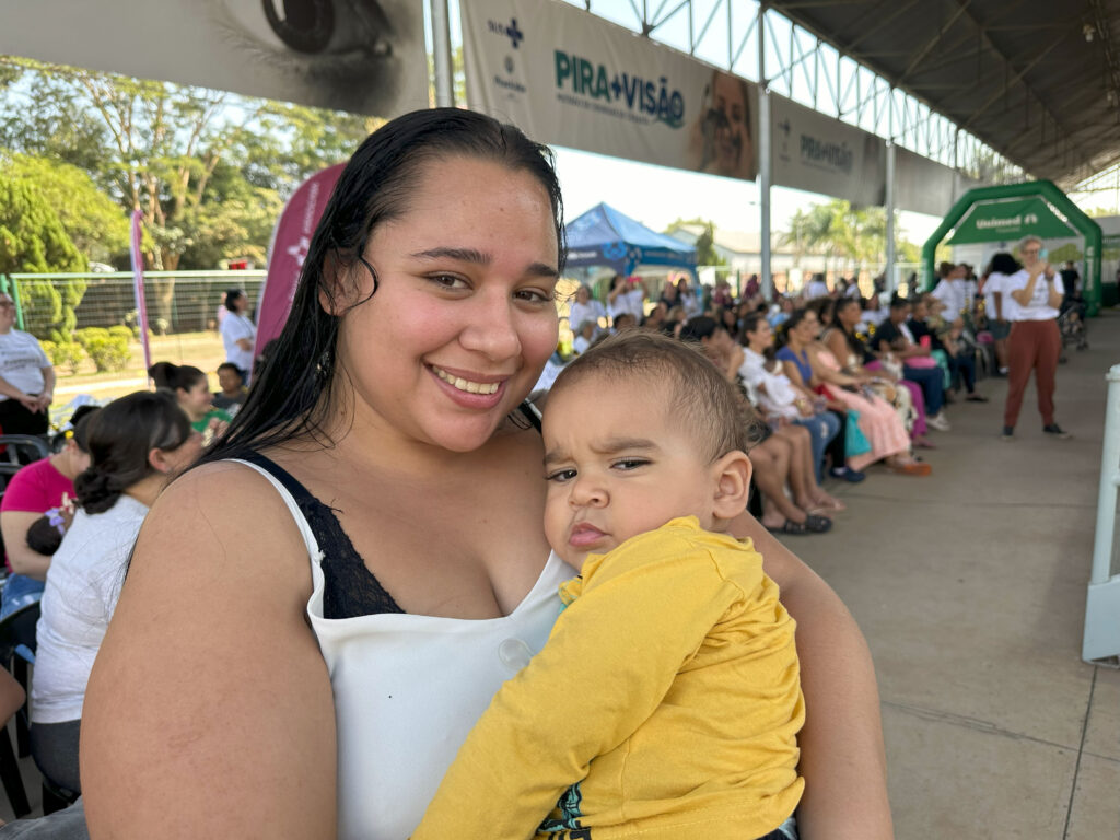Geovanna e o filho Antony participaram do Mamaço realizado na tarde desta quinta-feira