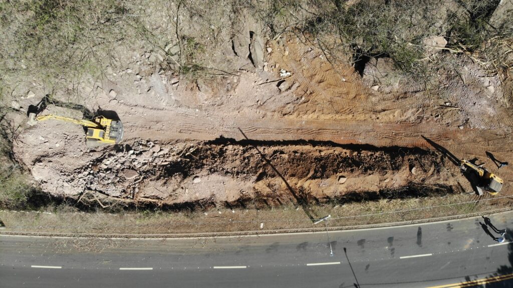 Maquinas trabalham na pedreira.