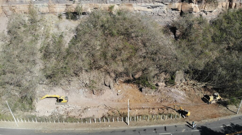 Máquinas trabalham na pedreira.
