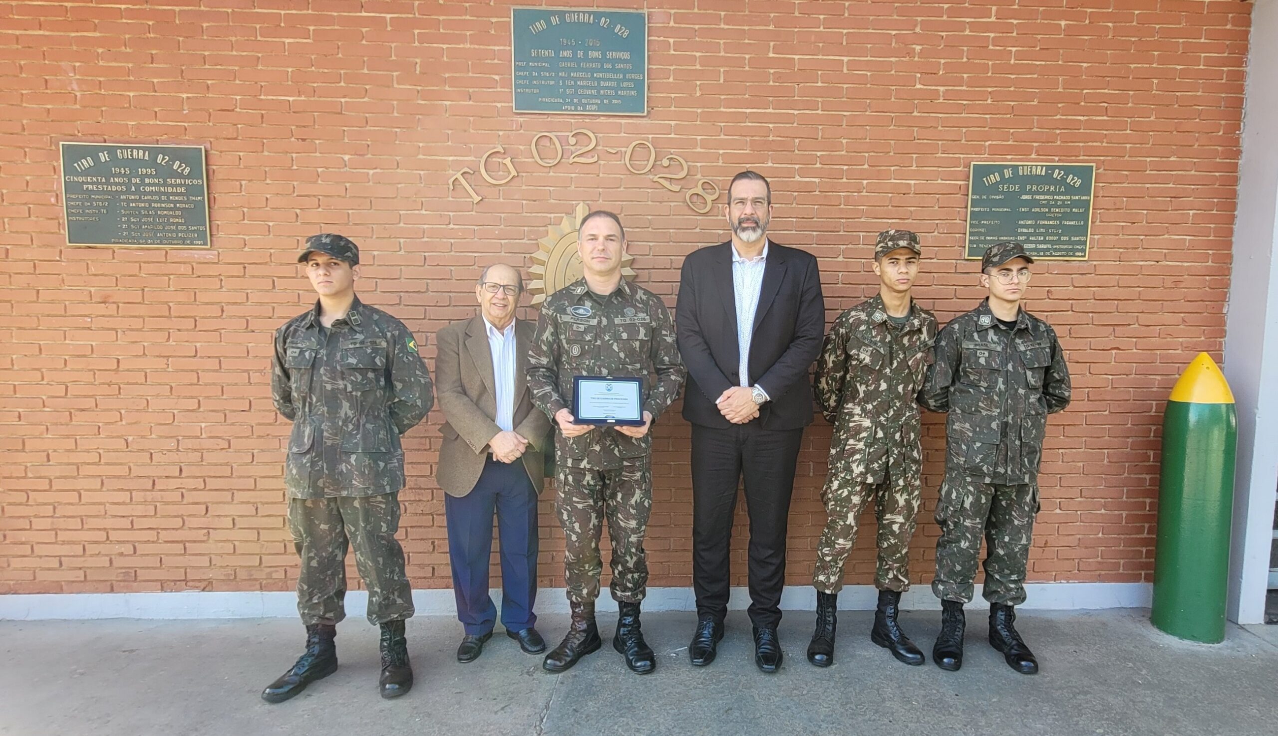 Marcelo Carvalho entrega homengem aos representantes do TG de Piracicaba na manhã desta quarta-feira, 28