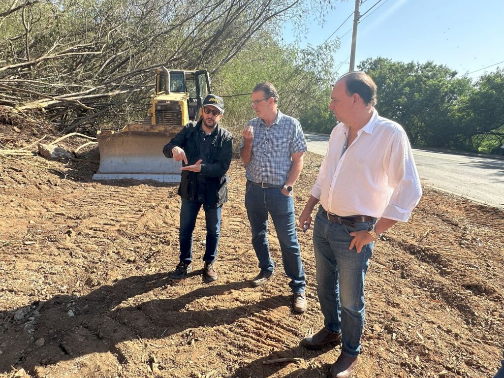 Geógrafo explica a ação ao prefeito de Piracicaba, Luciano Almeida.