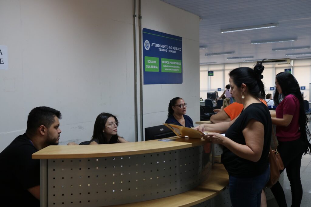 Para utilizar os serviços no T2 da prefeitura é necessário retirar senha